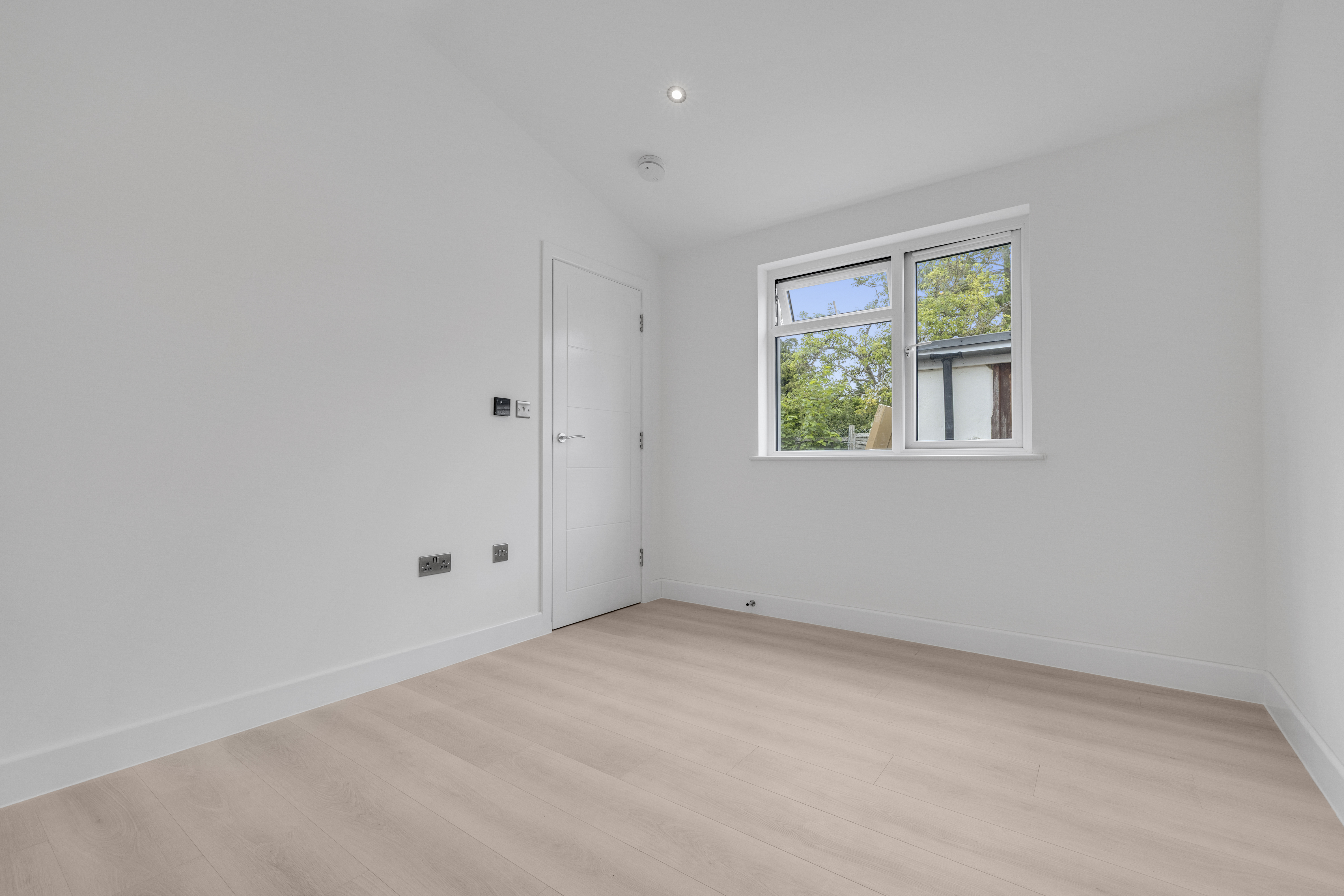 Bespoke garden annexe Interior Design with modern appliances and clean worktops