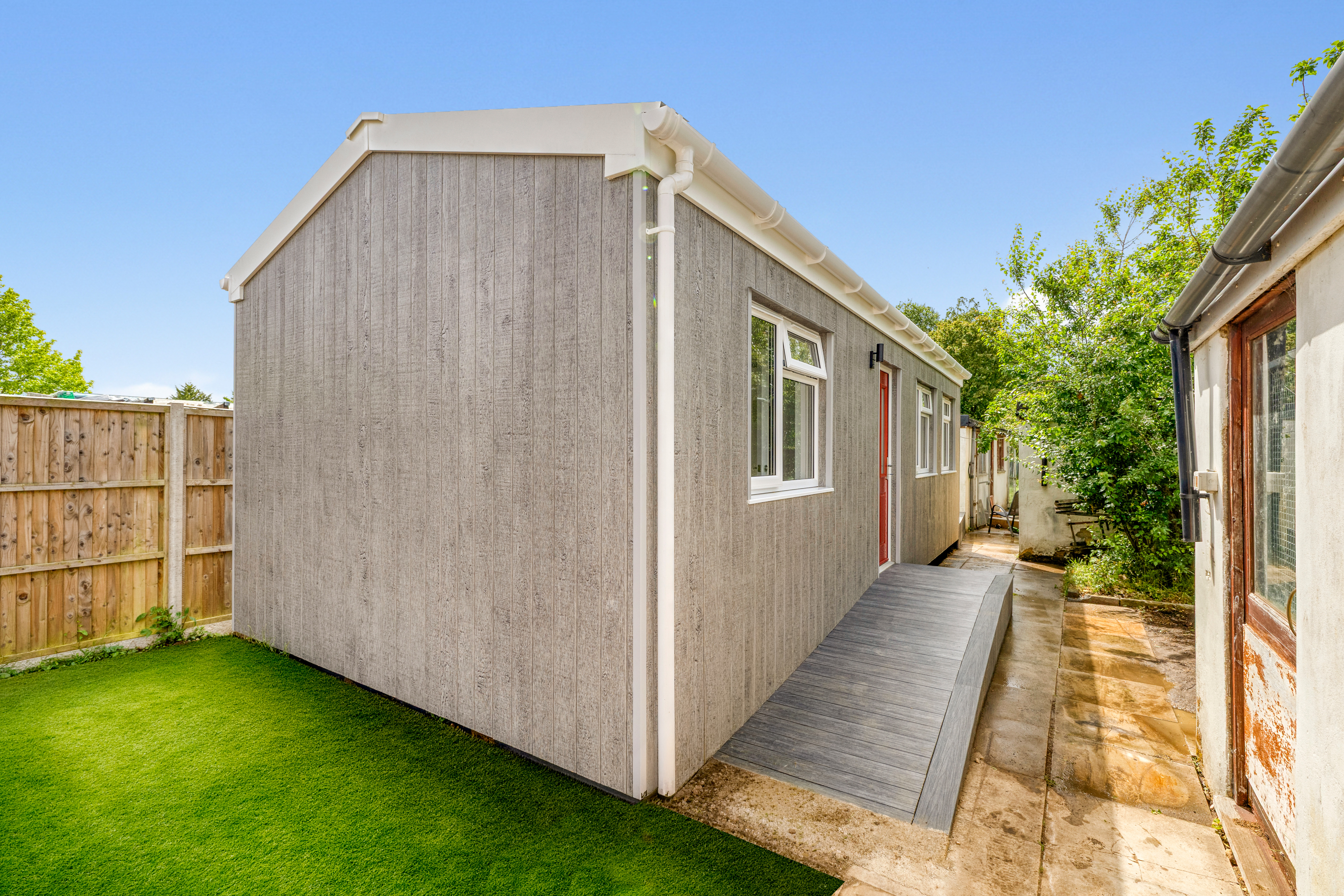 Bespoke garden annexe Exterior Design with modern appliances and clean worktops