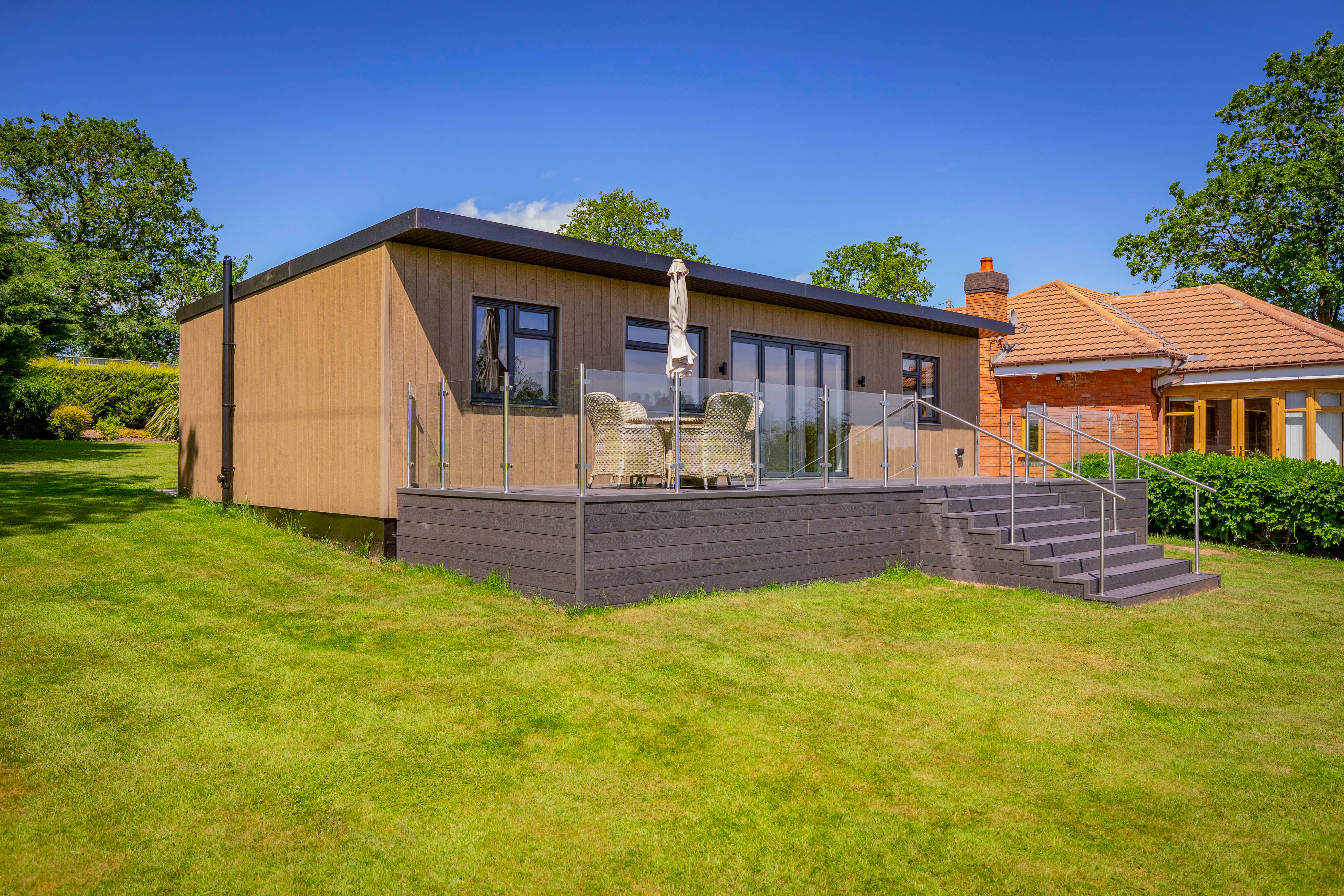 Bespoke garden annexe Exterior Design with modern appliances and clean worktops