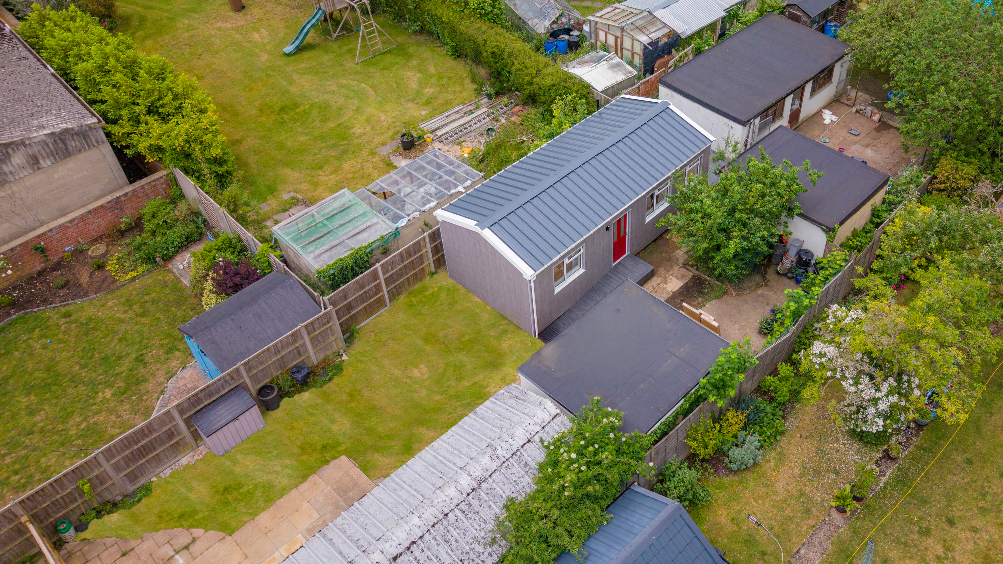 Bespoke garden annexe Exterior Design with modern appliances and clean worktops