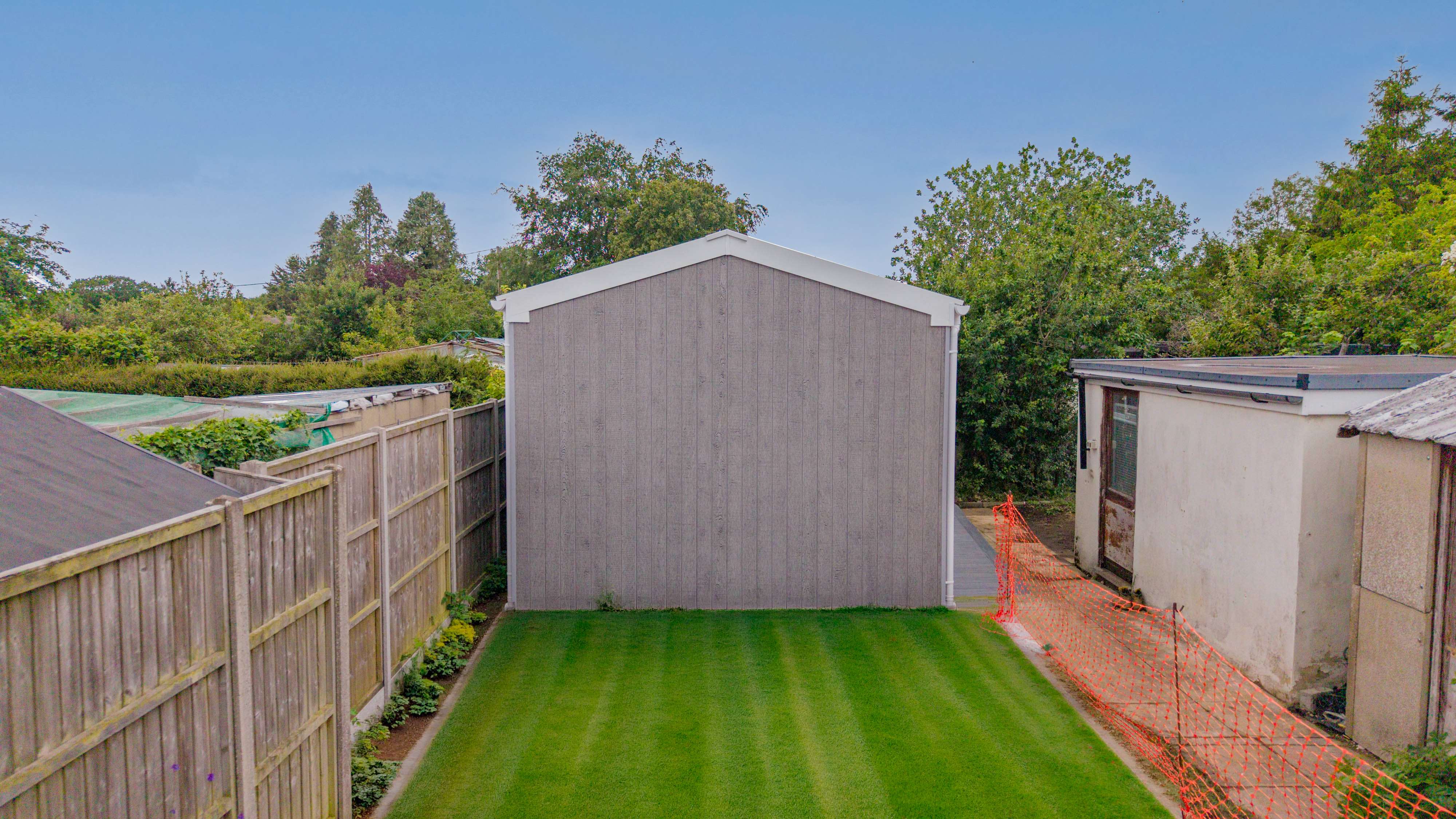 Bespoke garden annexe Exterior Design with modern appliances and clean worktops