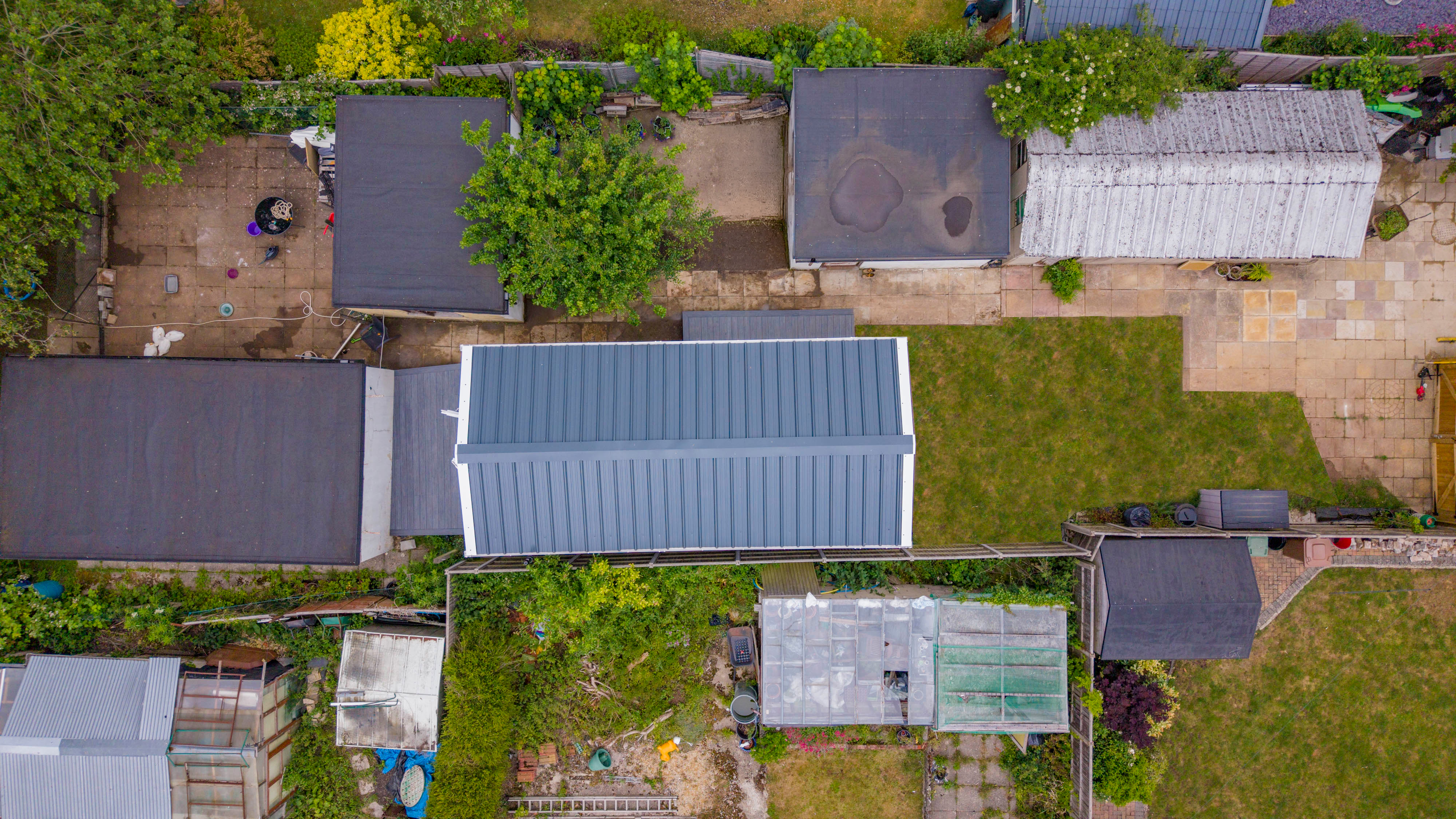 Bespoke garden annexe Exterior Design with modern appliances and clean worktops