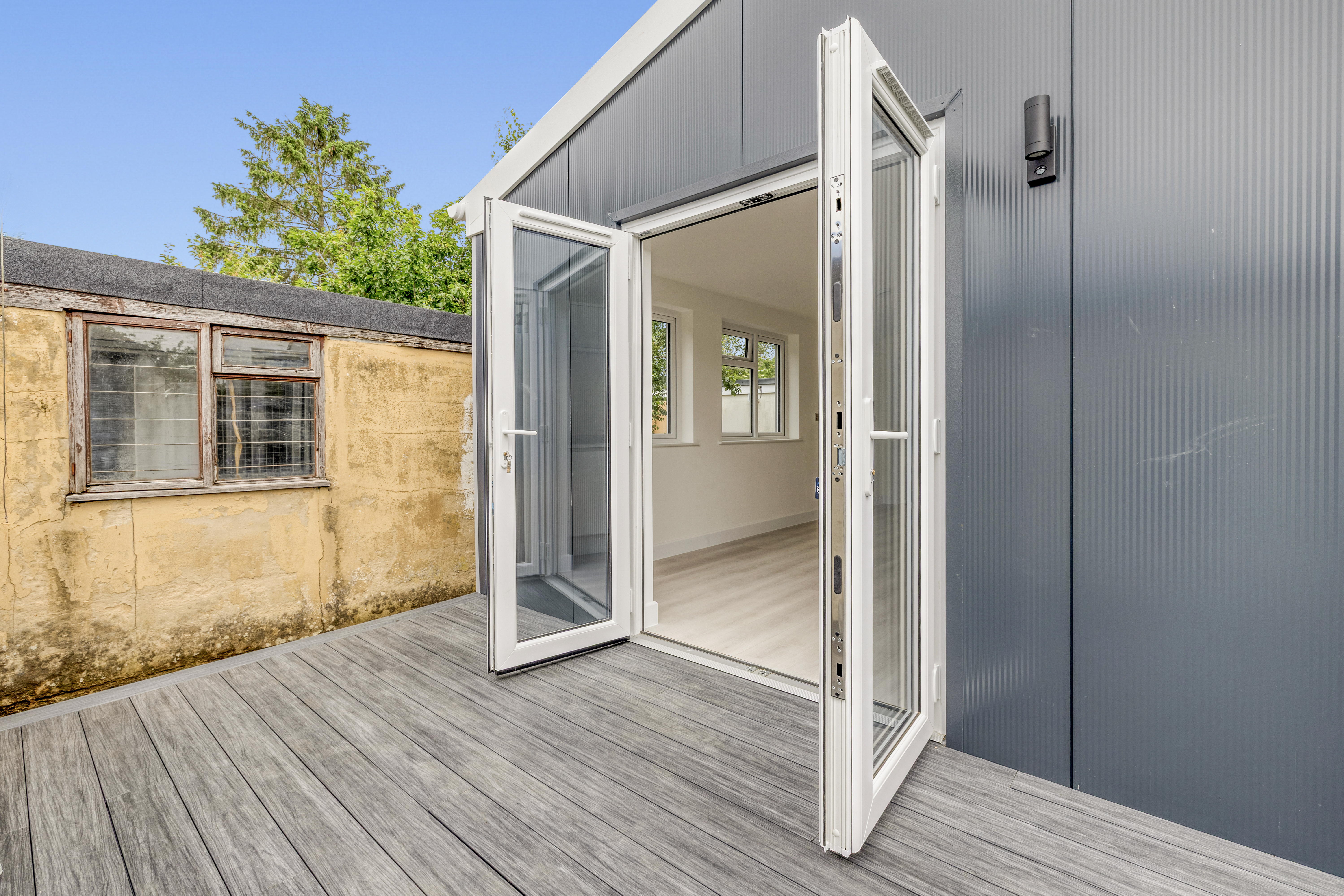 Bespoke garden annexe Exterior Design with modern appliances and clean worktops