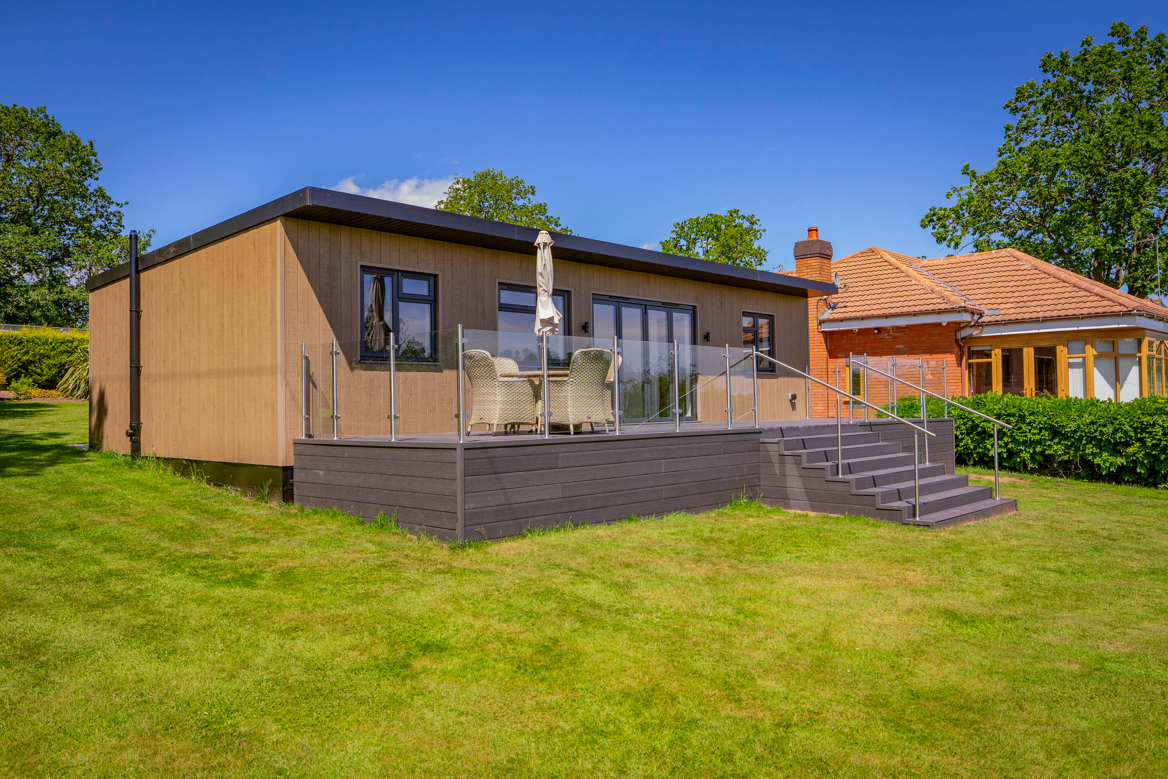 Bespoke garden annexe Exterior Design with modern appliances and clean worktops