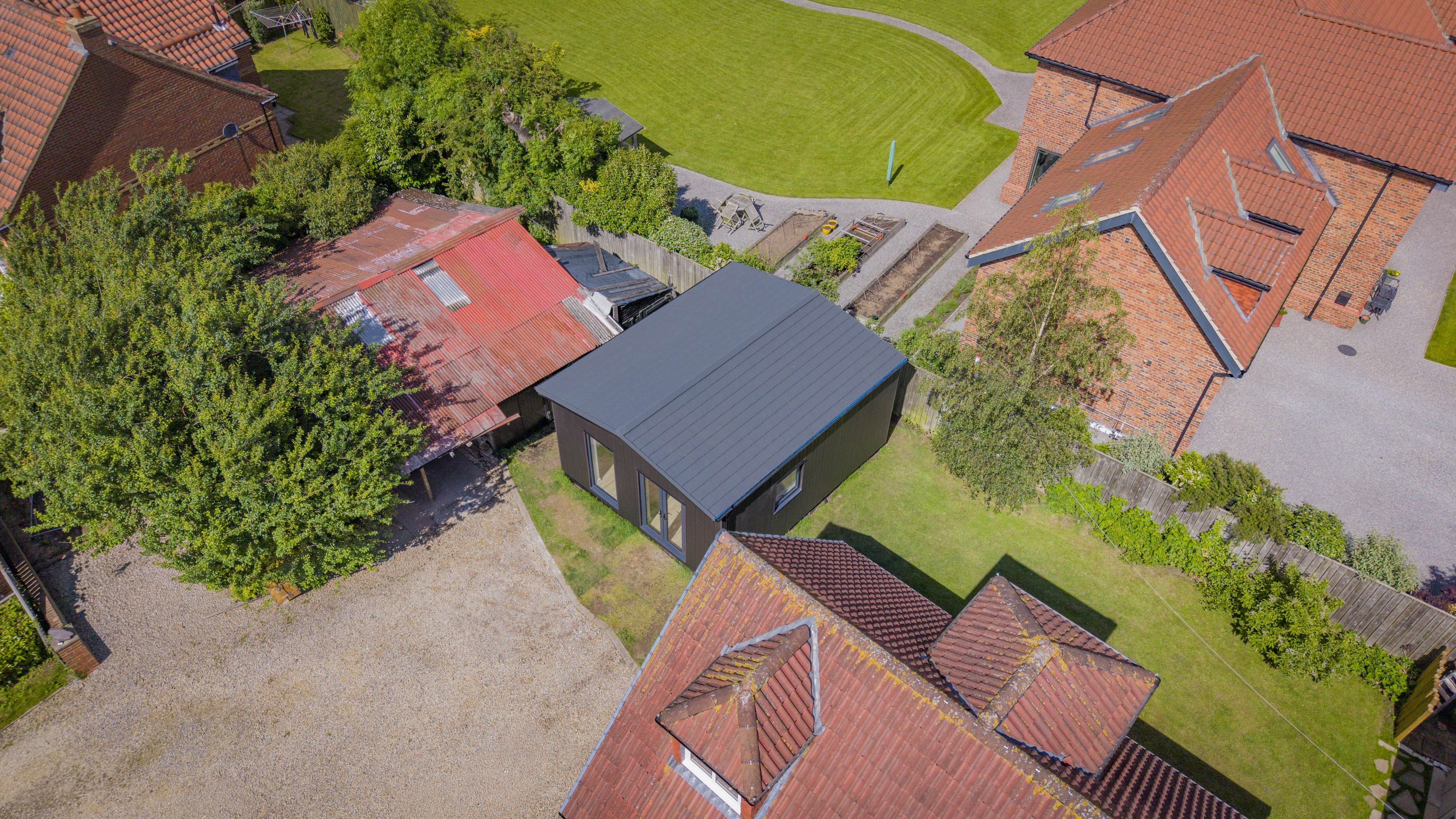 Bespoke garden annexe Exterior Design with modern appliances and clean worktops