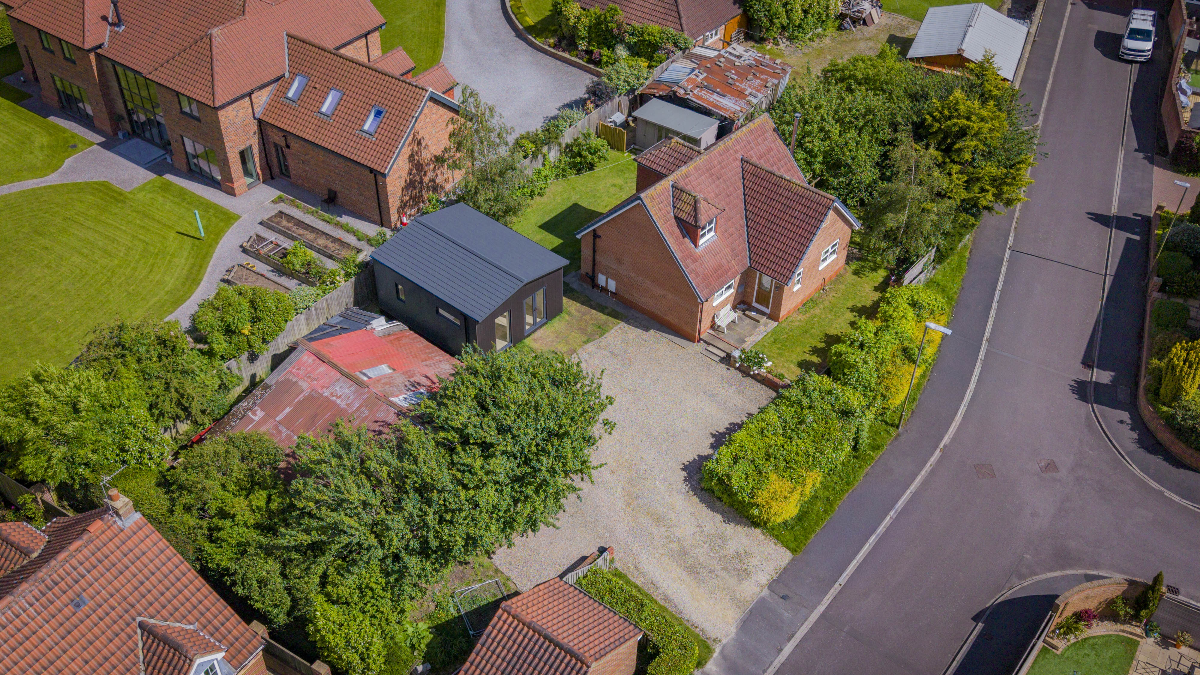 Bespoke garden annexe Exterior Design with modern appliances and clean worktops