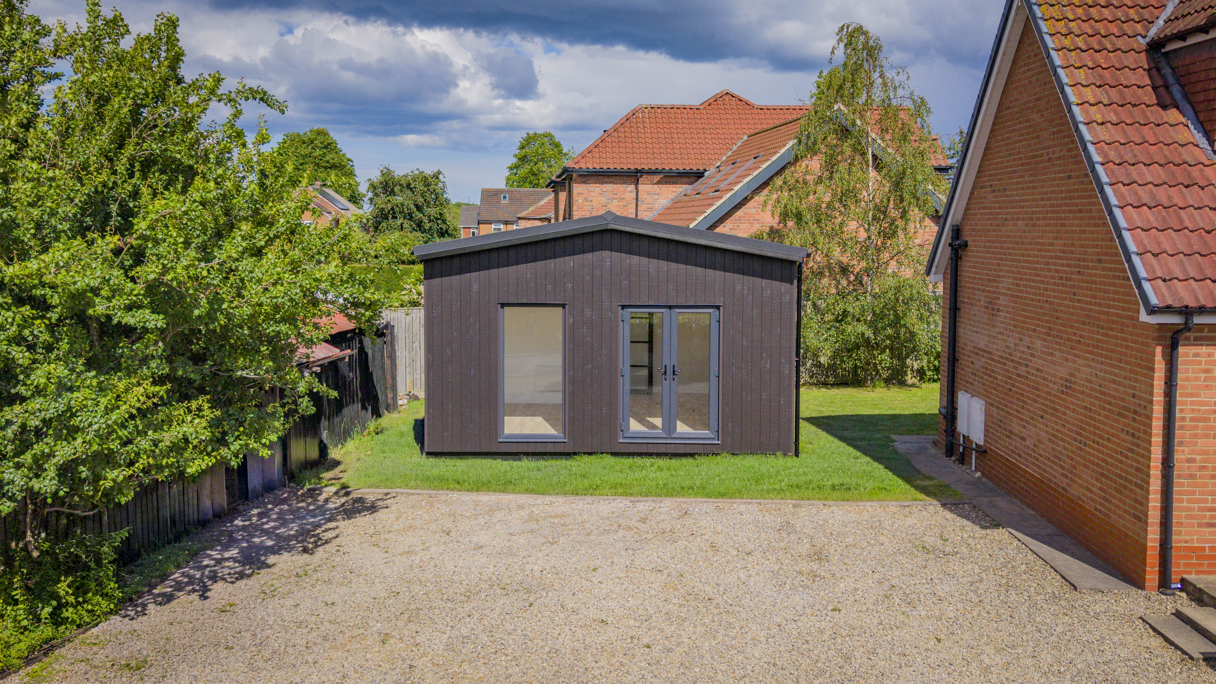 Bespoke garden annexe Exterior Design with modern appliances and clean worktops