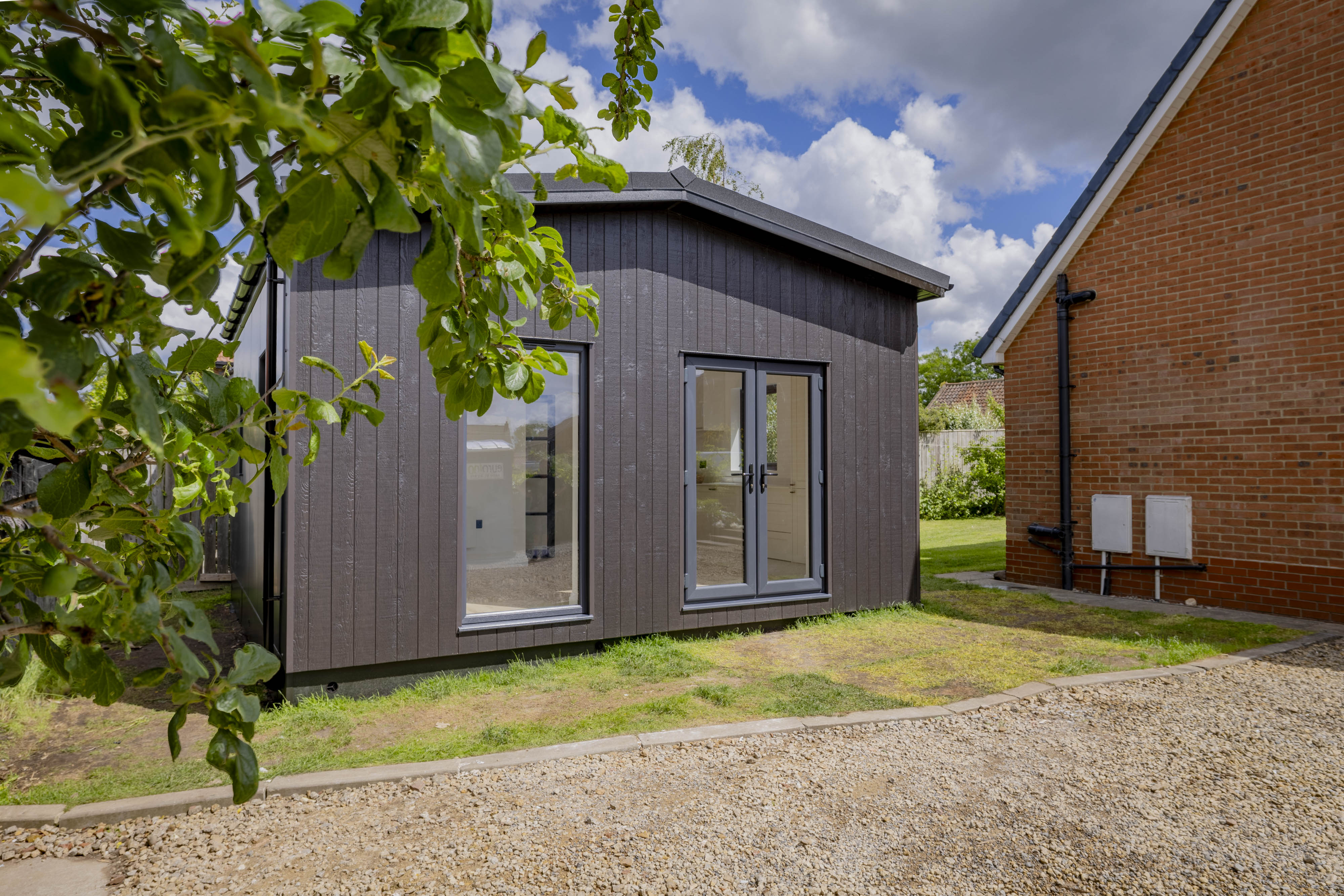 Bespoke garden annexe Exterior Design with modern appliances and clean worktops