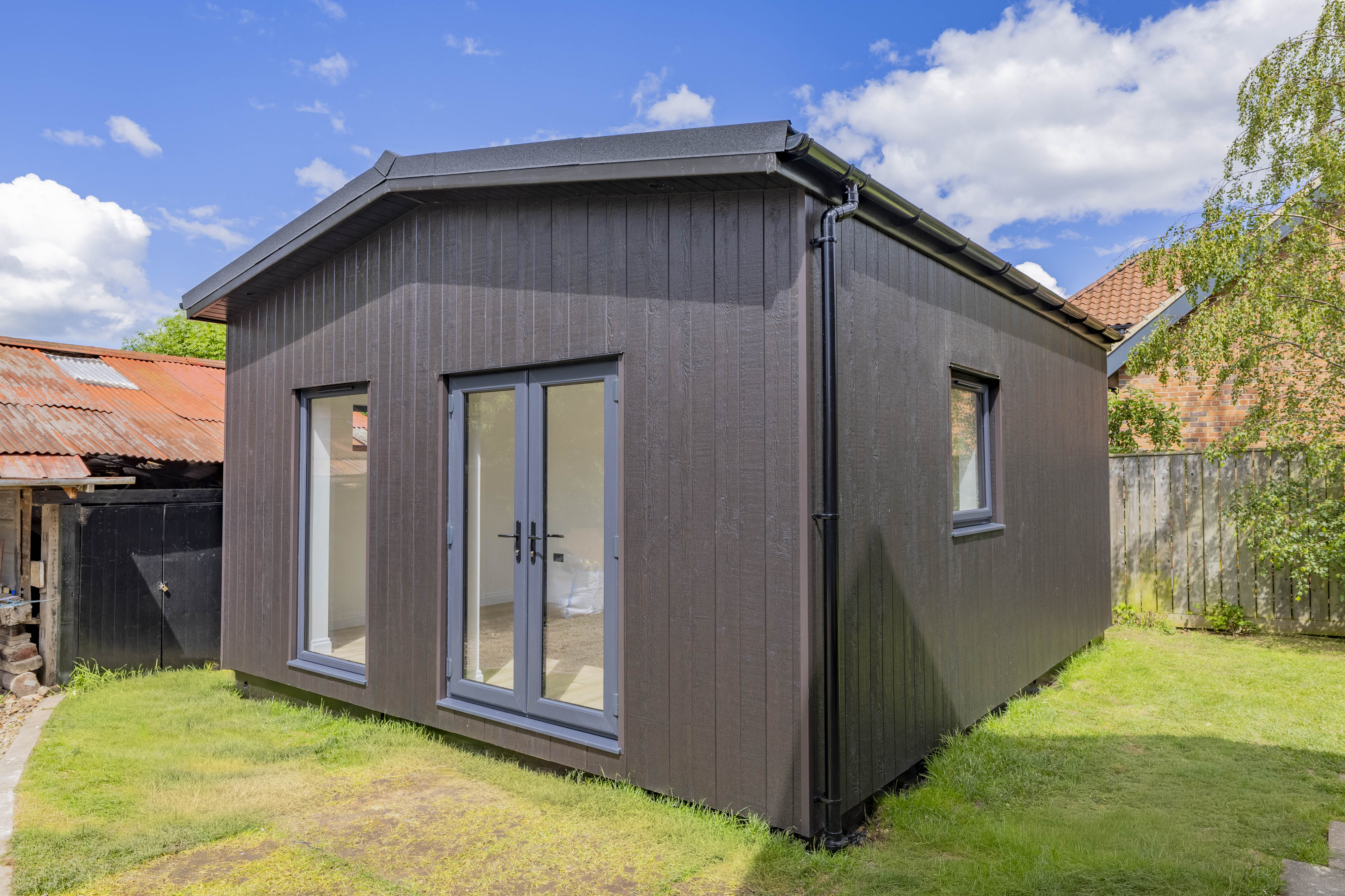 Bespoke garden annexe Exterior Design with modern appliances and clean worktops